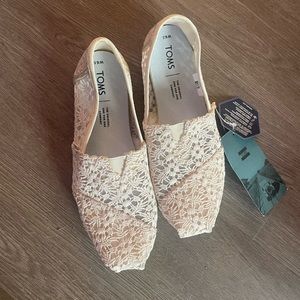 NWT TOMS warm classic white slip ons